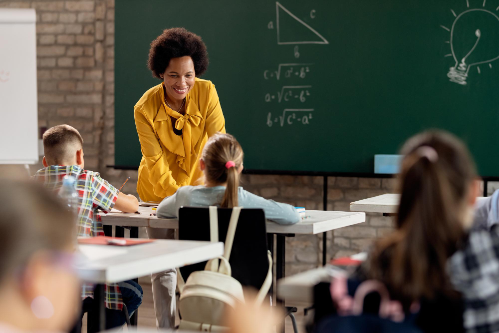 Mujer enseñando en el aula